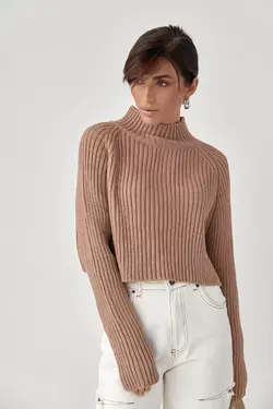 Короткий вязаный свитер в рубчик с рукавами-регланами - светло-коричневый цвет, L (есть размеры)