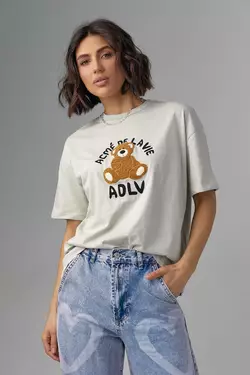 Трикотажная футболка с фактурным медвежонком и надписью - светло-серый цвет, L (есть размеры)