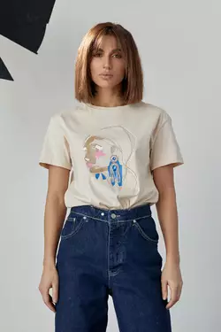 Женская футболка украшена принтом девушки с сережкой - бежевый цвет, M (есть размеры)