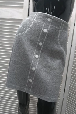 LUREX Трикотажная мини-юбка с нарисованными пуговицами и карманами - серый цвет, M