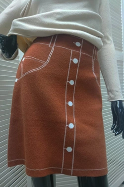 LUREX Трикотажная мини-юбка с нарисованными пуговицами и карманами - коричневый цвет, L