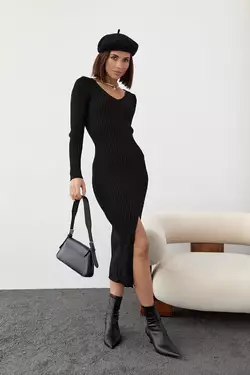 Силуэтное платье в рубчик с разрезом спереди - черный цвет, L (есть размеры)