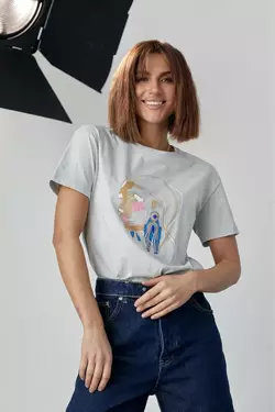 Женская футболка украшена принтом девушки с сережкой - серый цвет, S (есть размеры)