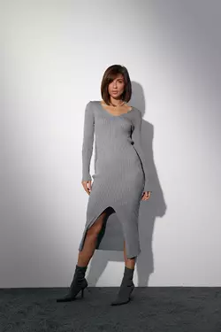 Силуэтное платье в рубчик с разрезом спереди - серый цвет, L (есть размеры)