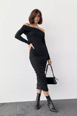 Силуэтное платье с драпировкой и открытыми плечами - черный цвет, L (есть размеры)