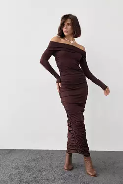 Силуэтное платье с драпировкой и открытыми плечами - коричневый цвет, S (есть размеры)