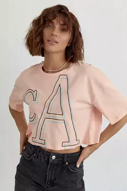 Укороченная женская футболка с вышитыми буквами - персиковый цвет, L/XL (есть размеры)