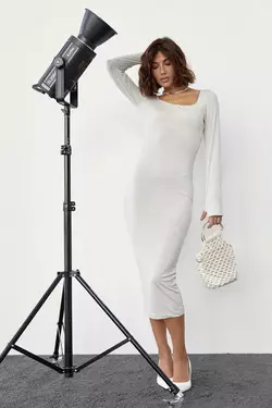 Силуэтное платье миди с квадратной горловиной - молочный цвет, M (есть размеры)
