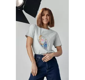 Женская футболка украшена принтом девушки с сережкой - серый цвет, S (есть размеры)